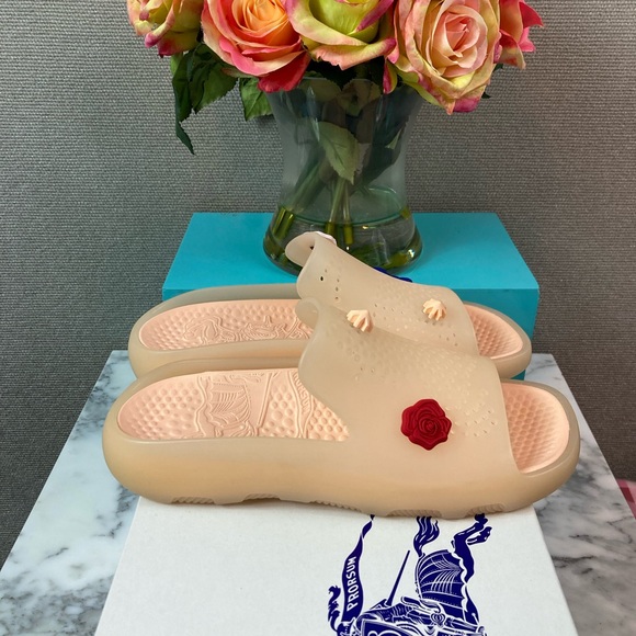 NWT Burberry Rubber Marshmallow Stingray Women’s Slides EU Size 37 - US 6.5 - Picture 6 of 9